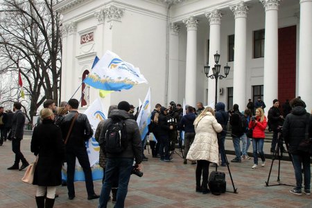 Перед началом сессии Одесского горсовета у мэрии собрались две небольшие группы людей (фото) 