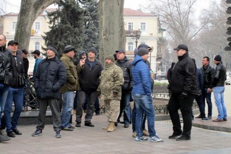 Перед началом сессии Одесского горсовета у мэрии собрались две небольшие группы людей (фото) 