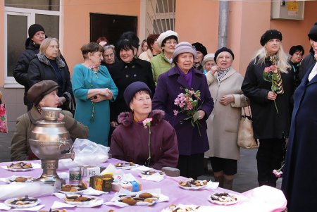 Цветы, печенье и любимые ретро хиты: 122-летие Утесова решили отметить в его дворе (фоторепортаж)