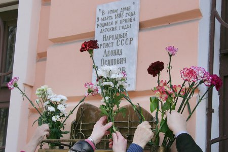 Цветы, печенье и любимые ретро хиты: 122-летие Утесова решили отметить в его дворе (фоторепортаж)