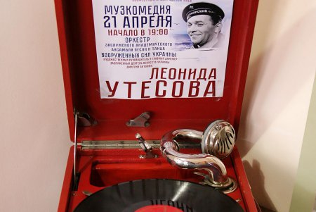 Цветы, печенье и любимые ретро хиты: 122-летие Утесова решили отметить в его дворе (фоторепортаж)