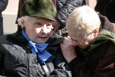 Цветы, печенье и любимые ретро хиты: 122-летие Утесова решили отметить в его дворе (фоторепортаж)