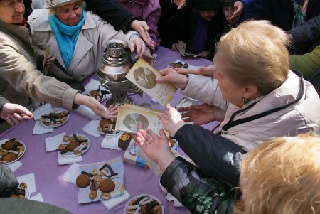 Цветы, печенье и любимые ретро хиты: 122-летие Утесова решили отметить в его дворе (фоторепортаж)