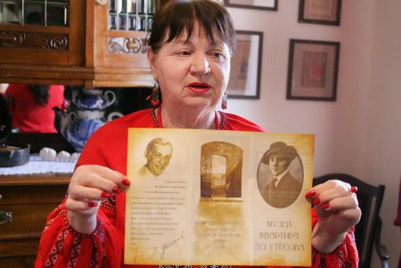 Цветы, печенье и любимые ретро хиты: 122-летие Утесова решили отметить в его дворе (фоторепортаж)