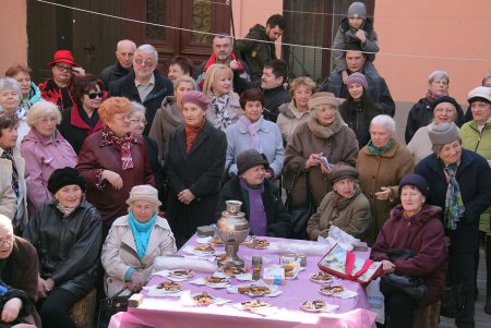 Цветы, печенье и любимые ретро хиты: 122-летие Утесова решили отметить в его дворе (фоторепортаж)