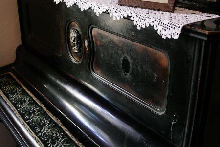 Цветы, печенье и любимые ретро хиты: 122-летие Утесова решили отметить в его дворе (фоторепортаж)
