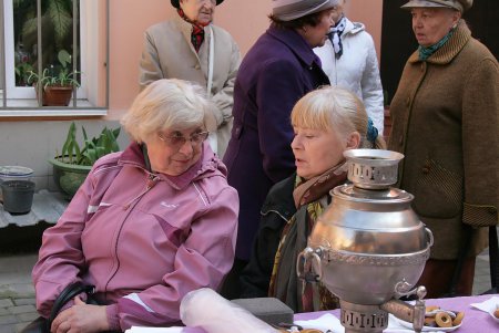 Цветы, печенье и любимые ретро хиты: 122-летие Утесова решили отметить в его дворе (фоторепортаж)