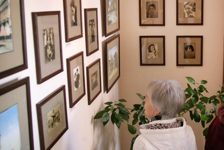 Цветы, печенье и любимые ретро хиты: 122-летие Утесова решили отметить в его дворе (фоторепортаж)