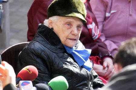 Цветы, печенье и любимые ретро хиты: 122-летие Утесова решили отметить в его дворе (фоторепортаж)