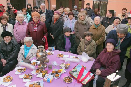 Цветы, печенье и любимые ретро хиты: 122-летие Утесова решили отметить в его дворе (фоторепортаж)