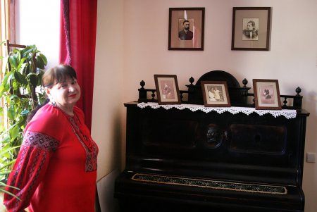 Цветы, печенье и любимые ретро хиты: 122-летие Утесова решили отметить в его дворе (фоторепортаж)