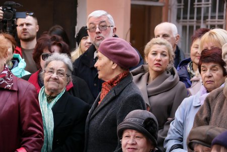 Цветы, печенье и любимые ретро хиты: 122-летие Утесова решили отметить в его дворе (фоторепортаж)