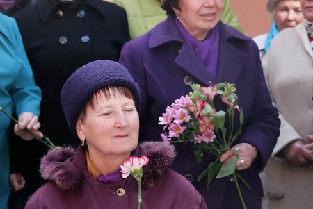Цветы, печенье и любимые ретро хиты: 122-летие Утесова решили отметить в его дворе (фоторепортаж)