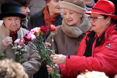 Цветы, печенье и любимые ретро хиты: 122-летие Утесова решили отметить в его дворе (фоторепортаж)