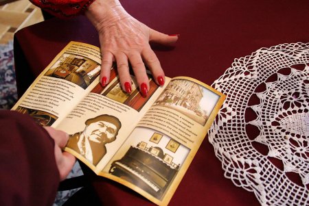 Цветы, печенье и любимые ретро хиты: 122-летие Утесова решили отметить в его дворе (фоторепортаж)
