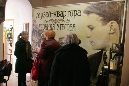 Цветы, печенье и любимые ретро хиты: 122-летие Утесова решили отметить в его дворе (фоторепортаж)