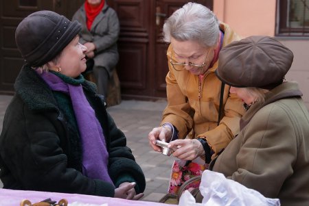 Цветы, печенье и любимые ретро хиты: 122-летие Утесова решили отметить в его дворе (фоторепортаж)