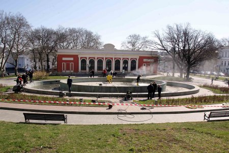 Одесские фонтаны пробуждаются после «зимней спячки» (фоторепортаж)