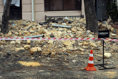Последствия обвала части фасада дома на Екатерининской  будут устранены к вечеру (фото)