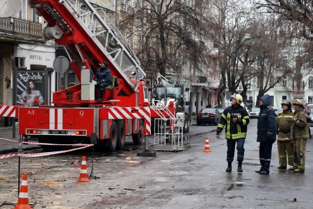 Последствия обвала части фасада дома на Екатерининской  будут устранены к вечеру (фото)