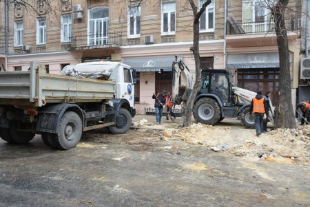 Последствия обвала части фасада дома на Екатерининской  будут устранены к вечеру (фото)