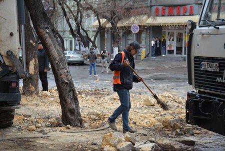Последствия обвала части фасада дома на Екатерининской  будут устранены к вечеру (фото)
