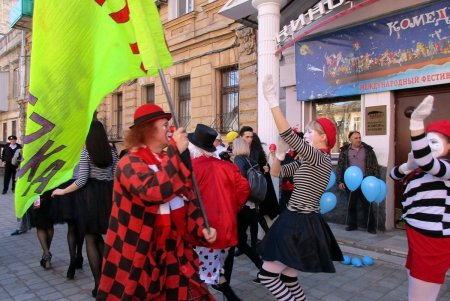 «Поплыли!»: в Одессе стартовал седьмой Международный фестиваль клоунов и мимов «Комедиада» (фото)