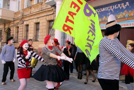 «Поплыли!»: в Одессе стартовал седьмой Международный фестиваль клоунов и мимов «Комедиада» (фото)