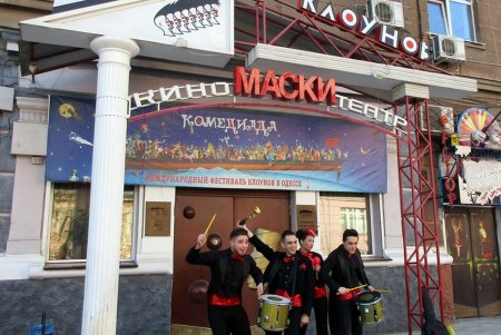 «Поплыли!»: в Одессе стартовал седьмой Международный фестиваль клоунов и мимов «Комедиада» (фото)