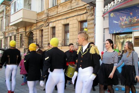 «Поплыли!»: в Одессе стартовал седьмой Международный фестиваль клоунов и мимов «Комедиада» (фото)