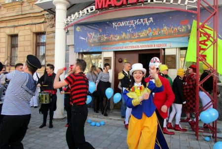 «Поплыли!»: в Одессе стартовал седьмой Международный фестиваль клоунов и мимов «Комедиада» (фото)