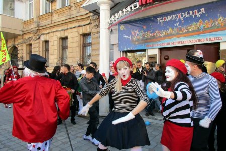 «Поплыли!»: в Одессе стартовал седьмой Международный фестиваль клоунов и мимов «Комедиада» (фото)