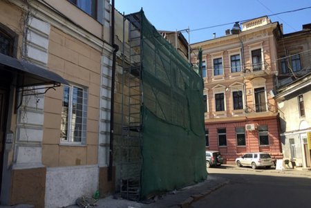 Начались работы по ремонту фасадов зданий в исторической части города (фото)