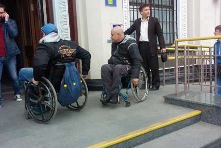 В Одессе проверили наличие безбарьерной среды в районе Железнодорожного вокзала (фото)
