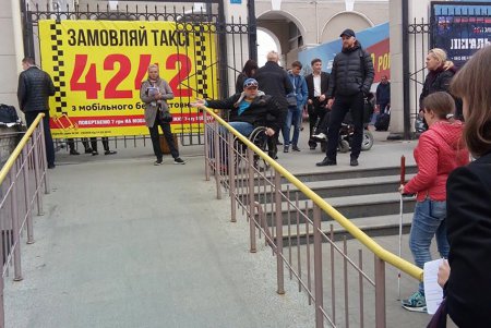 В Одессе проверили наличие безбарьерной среды в районе Железнодорожного вокзала (фото)