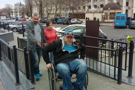 В Одессе проверили наличие безбарьерной среды в районе Железнодорожного вокзала (фото)
