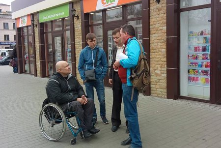 В Одессе проверили наличие безбарьерной среды в районе Железнодорожного вокзала (фото)