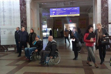 В Одессе проверили наличие безбарьерной среды в районе Железнодорожного вокзала (фото)