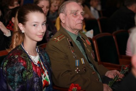 Накануне Дня освобождения Одессы от фашистских захватчиков школьники пели о войне (фото)