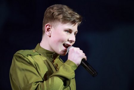 Накануне Дня освобождения Одессы от фашистских захватчиков школьники пели о войне (фото)