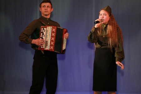 Накануне Дня освобождения Одессы от фашистских захватчиков школьники пели о войне (фото)