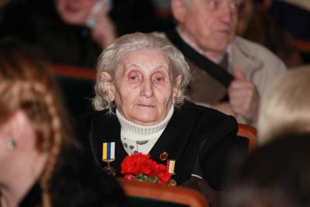 Накануне Дня освобождения Одессы от фашистских захватчиков школьники пели о войне (фото)