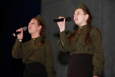 Накануне Дня освобождения Одессы от фашистских захватчиков школьники пели о войне (фото)