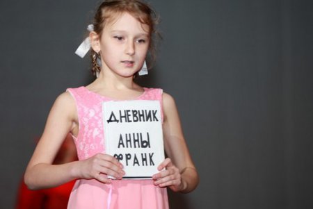 Накануне Дня освобождения Одессы от фашистских захватчиков школьники пели о войне (фото)