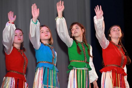 Накануне Дня освобождения Одессы от фашистских захватчиков школьники пели о войне (фото)