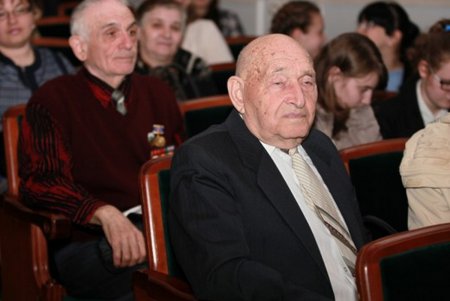 Накануне Дня освобождения Одессы от фашистских захватчиков школьники пели о войне (фото)