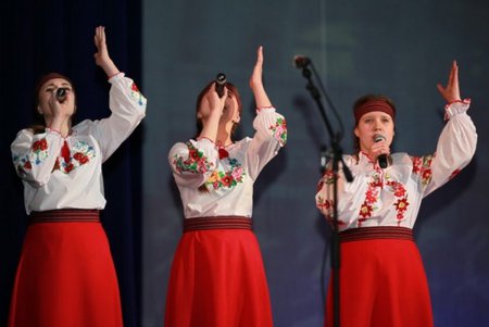 Накануне Дня освобождения Одессы от фашистских захватчиков школьники пели о войне (фото)