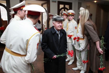 Накануне Дня освобождения Одессы от фашистских захватчиков школьники пели о войне (фото)