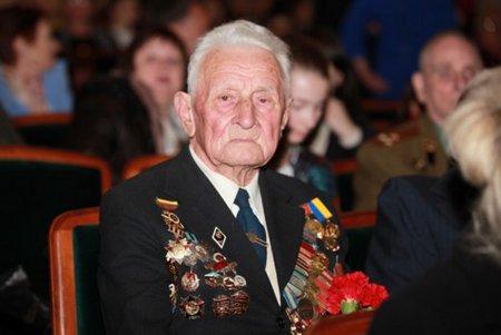 Накануне Дня освобождения Одессы от фашистских захватчиков школьники пели о войне (фото)