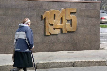 Площадь 10-го апреля прихорашивается к своему главному празднику (фоторепортаж)